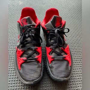 Used Kylie Irving basketball shoes, Men’s size 11.5M. Used, very good condition.